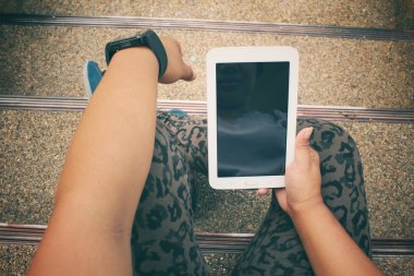 Tablet kullanan kadın