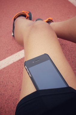 Yolda akıllı telefon ile spor ayakkabı