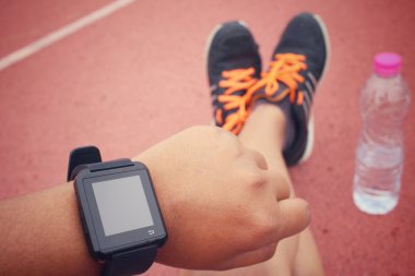 Yolda smartwatch, spor ayakkabı ve su içmek
