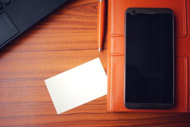 Ofisinde akıllı telefon ile boş kartvizit