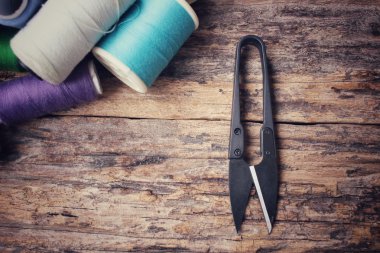 Bobin renkli konu makas ile kesme