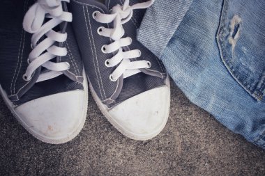 Spor ayakkabı jeans ile