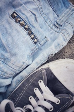 Spor ayakkabı jeans ile