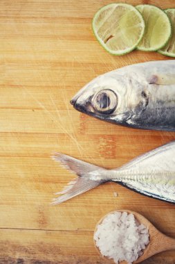 Taze çiğ balık, limon ve tuz