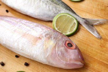 Taze çiğ balık, limon ve biber