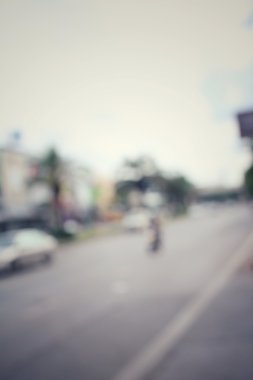 Yoldaki araba bulanık.