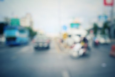 Yoldaki araba bulanık.