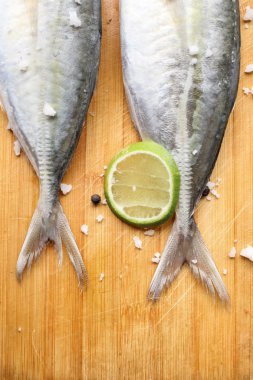 Taze çiğ balık, limon, tuz ve biber