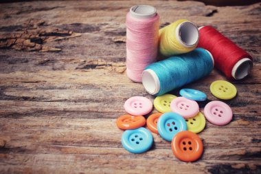 İplik ile renkli dikiş düğmeleri