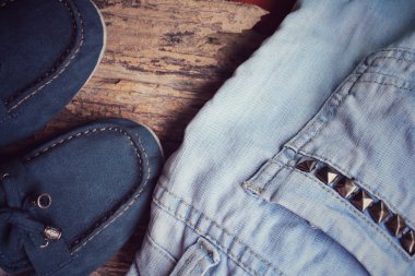 Spor ayakkabı jeans ile