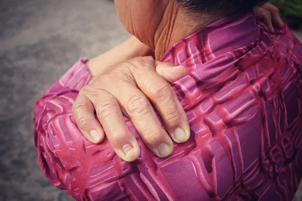 Donna anziana con dolore alla spalla — Foto Stock