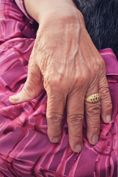 Starsza kobieta z bólem ramienia — Zdjęcie stockowe