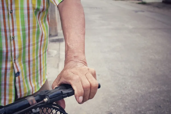 Рука с велосипедом — стоковое фото