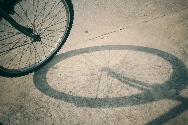 Винтажное велосипедное колесо с тенью — стоковое фото