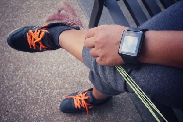 Sneakers med smartwatch — Stockfoto