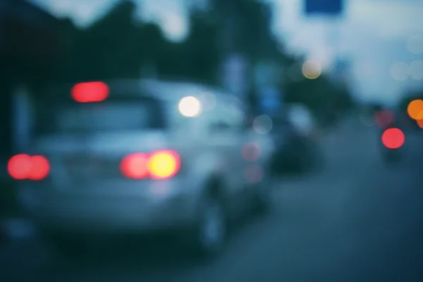 Difuminado de coche en la ciudad por la noche — Foto de Stock