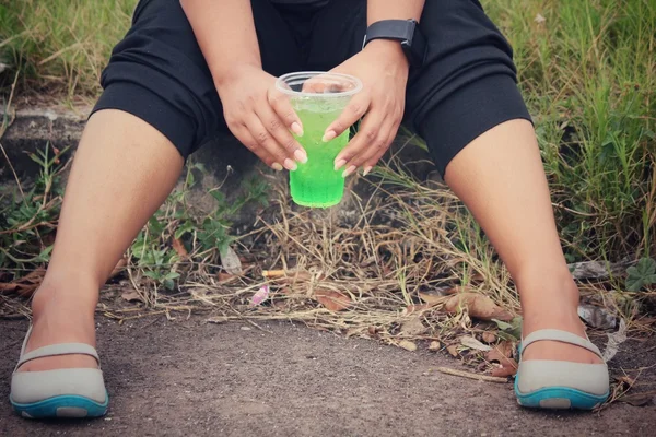 Bebida verde com sapatos — Fotografia de Stock