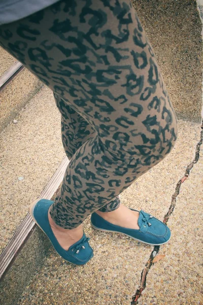 Pernas de mulher com sapatos — Fotografia de Stock