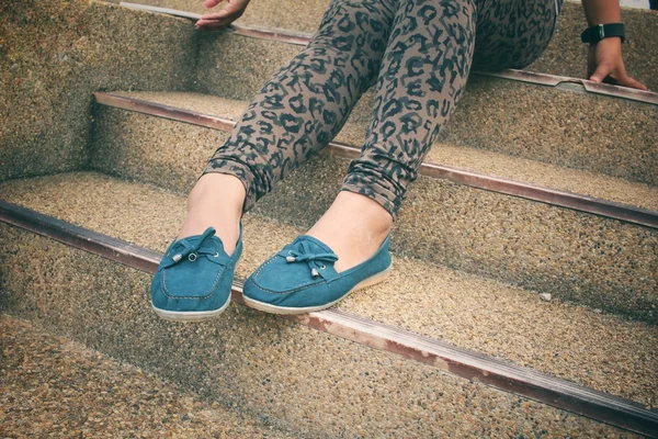 Femme assise avec des chaussures — Photo