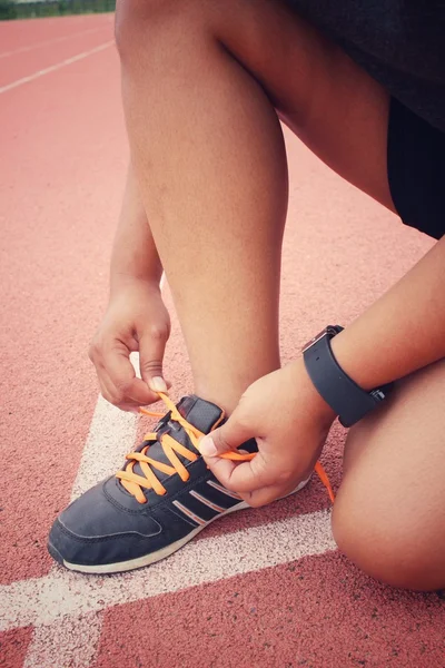 Mujer manos atando cordones de zapatos con smartwatch —  Fotos de Stock