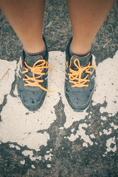 Selfie sneakers på vägen — Stockfoto