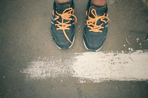 Selfie sneakers på vägen — Stockfoto