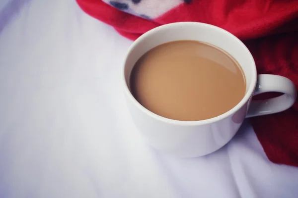 ベッドの上のコーヒーカップ — ストック写真