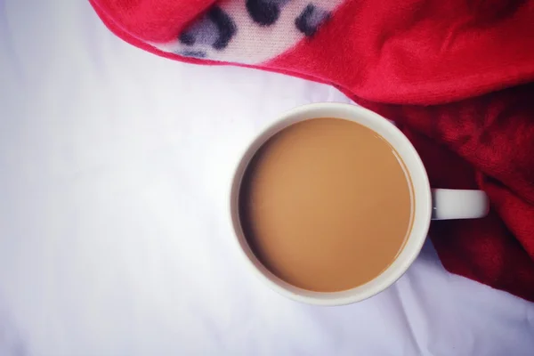 Kaffekopp på sängen — Stockfoto