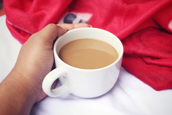 Beber café na cama — Fotografia de Stock