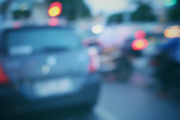 夜の街の車のせいで — ストック写真