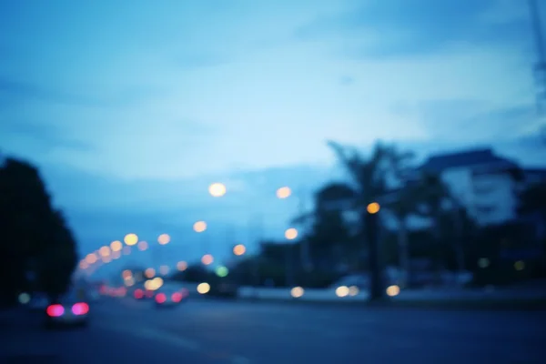 Embaçado de carro na cidade à noite — Fotografia de Stock