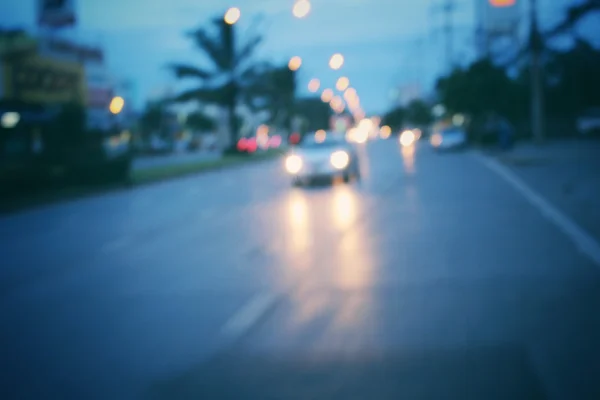Zamazany samochód w mieście w nocy — Zdjęcie stockowe
