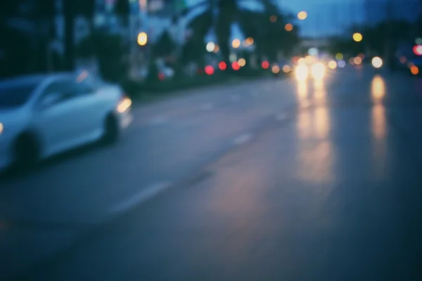 夜の街の車のせいで — ストック写真