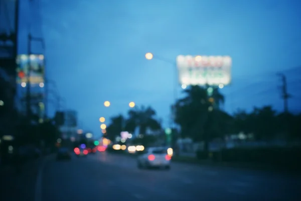 Embaçado de carro na cidade à noite — Fotografia de Stock