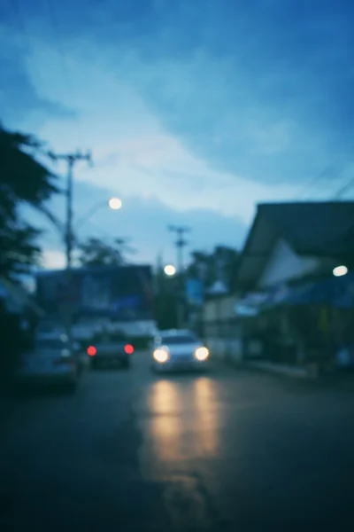 夜の街の車のせいで — ストック写真