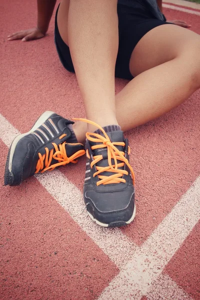 Zapatos deportivos en pista —  Fotos de Stock