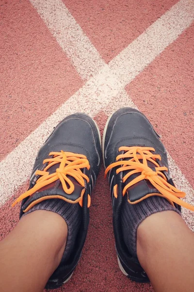 Selfie de sapatos esportivos na pista — Fotografia de Stock