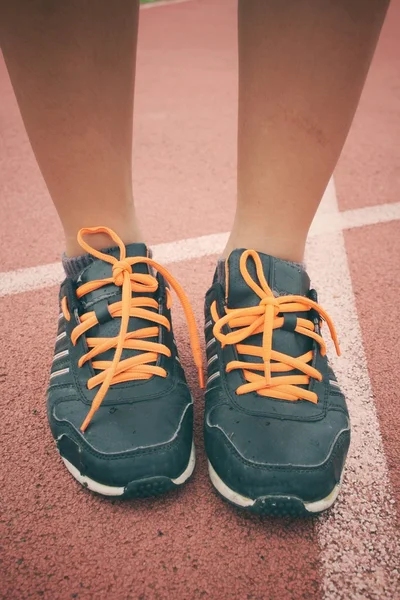 Zapatos deportivos en pista — Foto de Stock