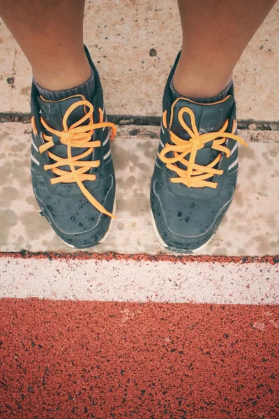 Selfie de zapatos deportivos en pista — Foto de Stock