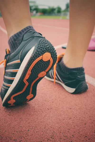 Frau mit Schuhen läuft auf Gleis — Stockfoto