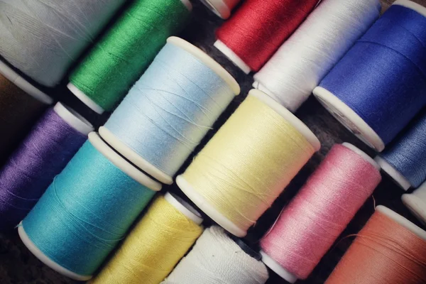 Klossen kleurrijke draden — Stockfoto