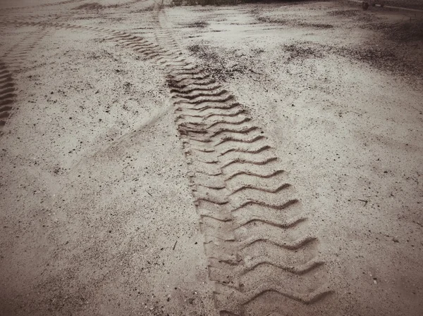 Pistes de roues sur le sol. — Photo