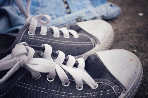 Sneakers med jeans — Stockfoto