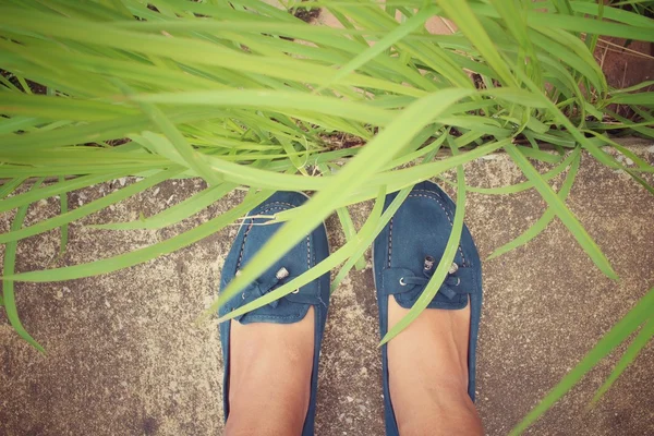 Selfie de zapatillas con hierba —  Fotos de Stock