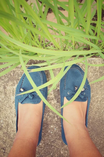 Selfie de zapatillas con hierba —  Fotos de Stock