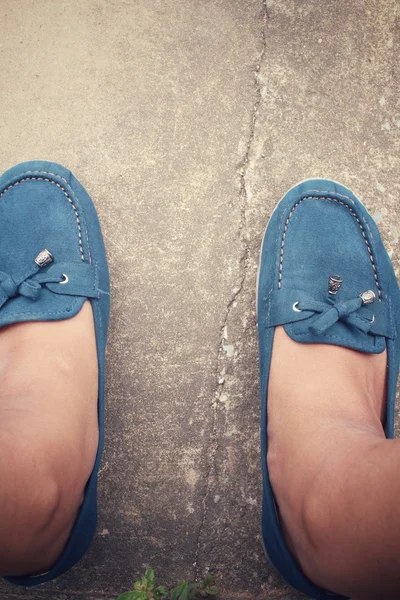 Selfie πάνινα παπούτσια στον δρόμο — Φωτογραφία Αρχείου
