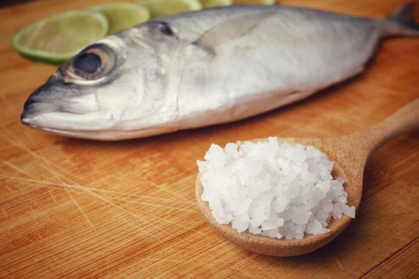 Peixe cru fresco, limão e sal — Fotografia de Stock