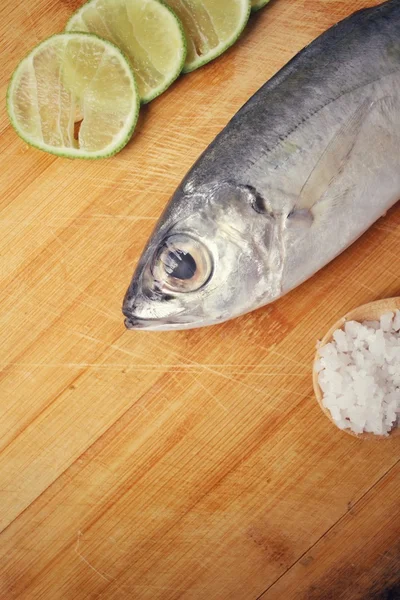 Pesce fresco crudo, limone e sale — Foto Stock