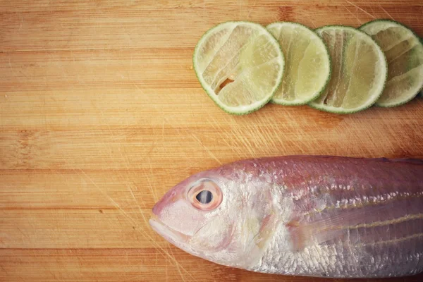 Peixe cru fresco com limão — Fotografia de Stock