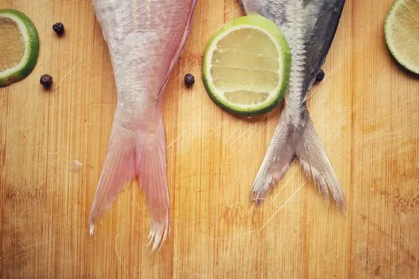 Peixe cru fresco, limão e pimenta — Fotografia de Stock
